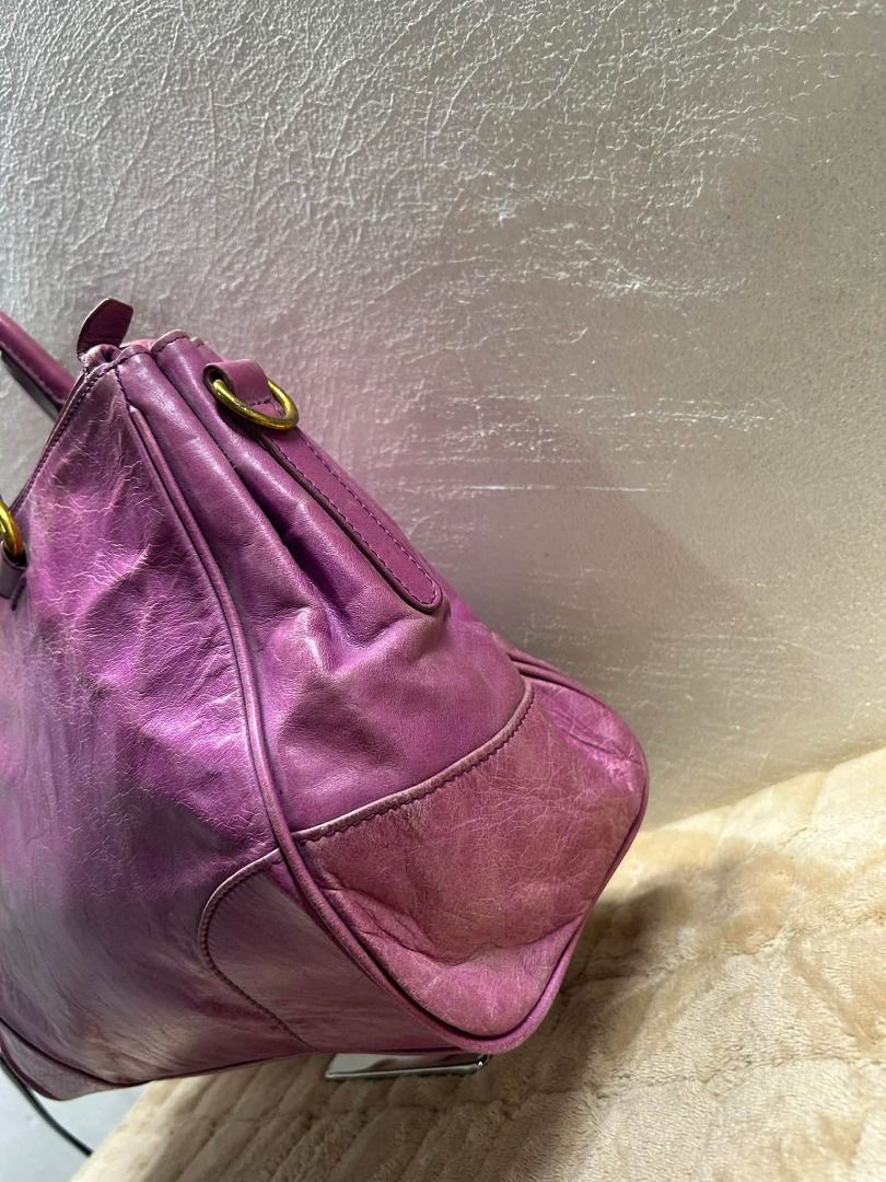 PRADA DISTRESS LEATHER HAND BAG (Category: Shoulder Bags) located in Caloocan City. Submitted by j3ngsanity (Listing ID 1469313383, Image 3). Description: ISSUE : MISSING SLING / MIN LEATHER SCRATCHES / MIN DISCOLORATION LAMPO UNDER ZIP.