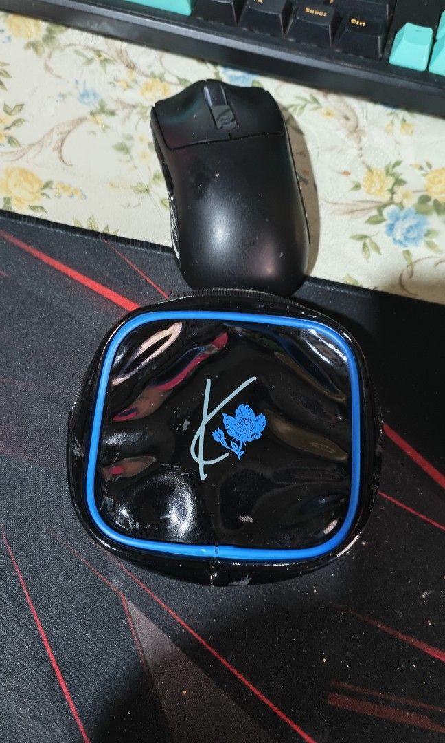 Pre-loved KENZO coin purse (Category: Luxury Bags & Wallets) located in Pasay City. Submitted by khim1202ma07307 (Listing ID 1469169233, Image 3). Description: .