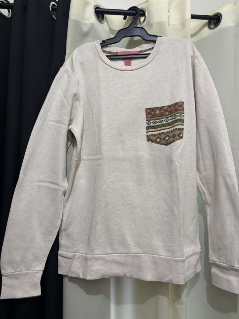 Preloved Men's Long Sleeves (Category: Hoodies) located in Makati City. Submitted by luckymoonshop (Listing ID 1469320396, Image 1). Description: 🧹 DECLUTTERING 🧹 SELLING FOR A FRIEND Prices are stated in each picture. 📍 Location: Makati / Mandaluyong 💳 Mode of Payment: • GCash / Maya / Bank Transfer 📦 Mode of Shipment/Delivery: • J&T Express / JRS Express / LBC / Grab / Lalamove.