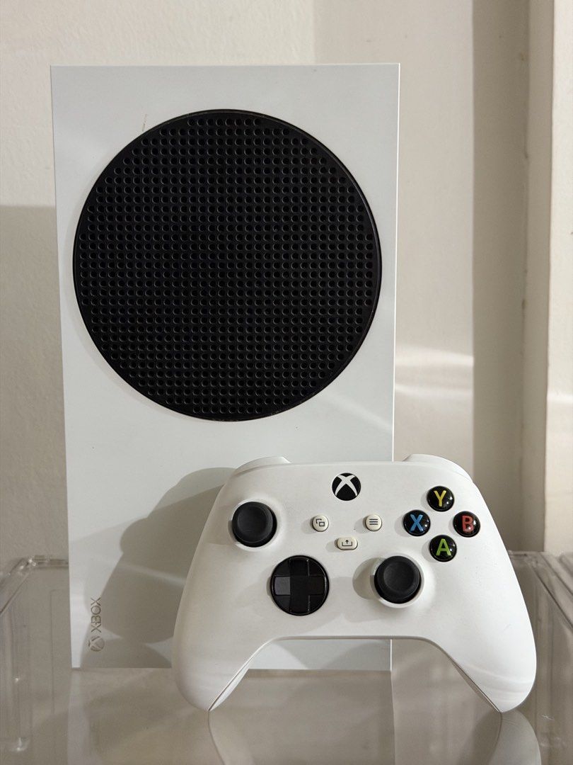 PRELOVED Xbox Series S | 512GB SSD | One Controller (Category: Xbox) located in Quezon City. Submitted by thecollector97 (Listing ID 1469199246, Image 2). Description: FOR SALE XBOX Series S | 512 GB | One Controller Very good condition Barely used, only purchased to play Hogwarts Legacy. A bit dusty from unused. P11,500 MOP: GCash Location: Project 8, QC.