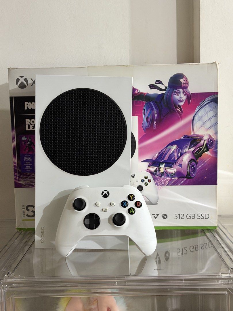 PRELOVED Xbox Series S | 512GB SSD | One Controller (Category: Xbox) located in Quezon City. Submitted by thecollector97 (Listing ID 1469199246, Image 1). Description: FOR SALE XBOX Series S | 512 GB | One Controller Very good condition Barely used, only purchased to play Hogwarts Legacy. A bit dusty from unused. P11,500 MOP: GCash Location: Project 8, QC.