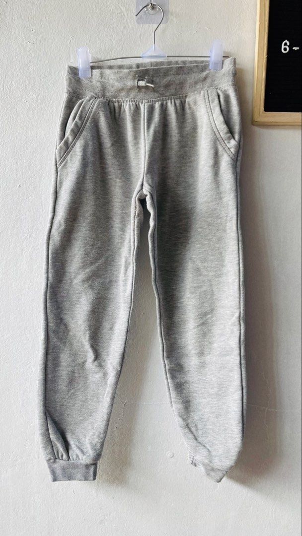Primark Grey Joggers kids (Category: Babies & Kids Fashion) located in Caloocan City. Submitted by lovemyclothes21 (Listing ID 1469270710, Image 2). Description: - Brand: Primark - Size: 6-7 years (122cm) - Color: Grey - Material: Soft cotton with cozy inner lining - Features: Elasticated waistband with adjustable drawstring, ribbed ankle cuffs, and two side pockets - Condition: Brand new / Excellent - Perfect for daily wear, school, or lounging 
