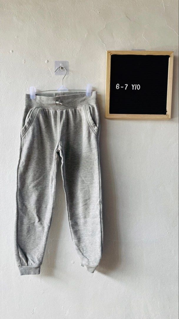 Primark Grey Joggers kids (Category: Babies & Kids Fashion) located in Caloocan City. Submitted by lovemyclothes21 (Listing ID 1469270710, Image 1). Description: - Brand: Primark - Size: 6-7 years (122cm) - Color: Grey - Material: Soft cotton with cozy inner lining - Features: Elasticated waistband with adjustable drawstring, ribbed ankle cuffs, and two side pockets - Condition: Brand new / Excellent - Perfect for daily wear, school, or lounging 