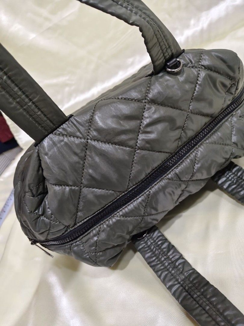 PUFFER HAND BAG 13/11" (Category: Luxury Bags & Wallets) located in Gamu. Submitted by 2022bagsbunny (Listing ID 1469197194, Image 3). Description: .
