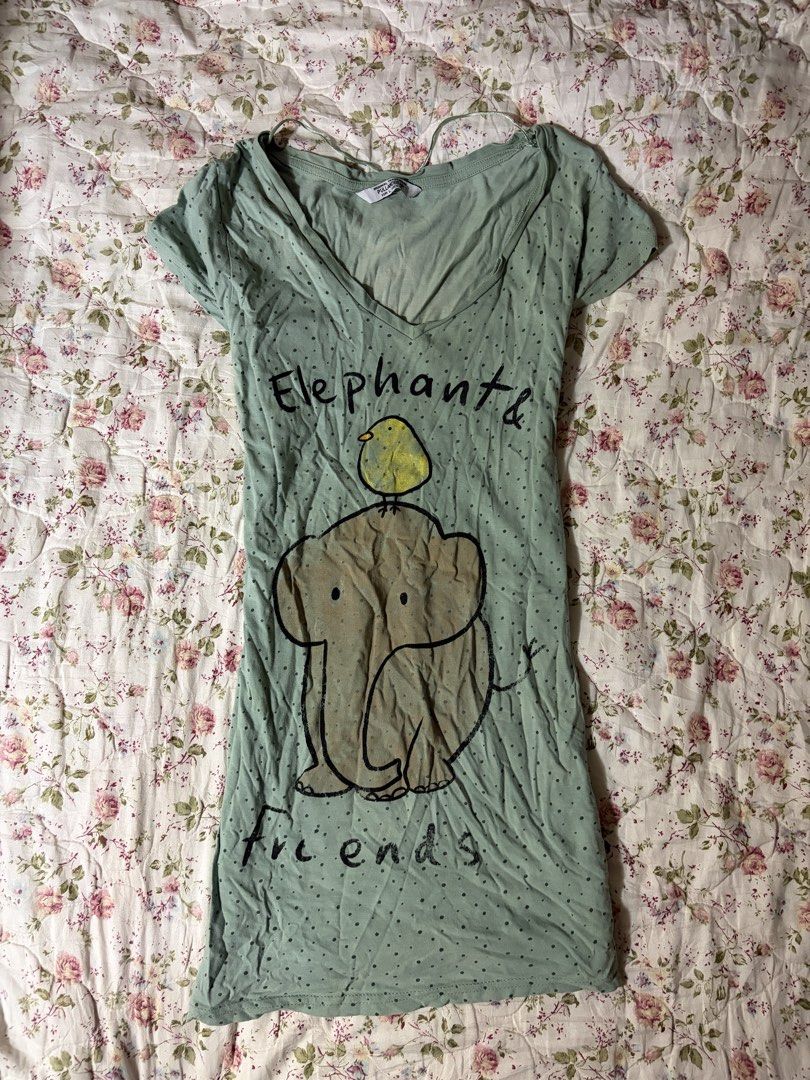 Pull & Bear Elephant & Friends Long Tee (Category: Blouses) located in Muntinlupa City. Submitted by herellas0504 (Listing ID 1469300427, Image 1). Description: Pull & Bear Elephant & Friends Long Tee Mine: 50 | Lock: 70 ——————————— size: small-med sign of usage only still in good condition.
