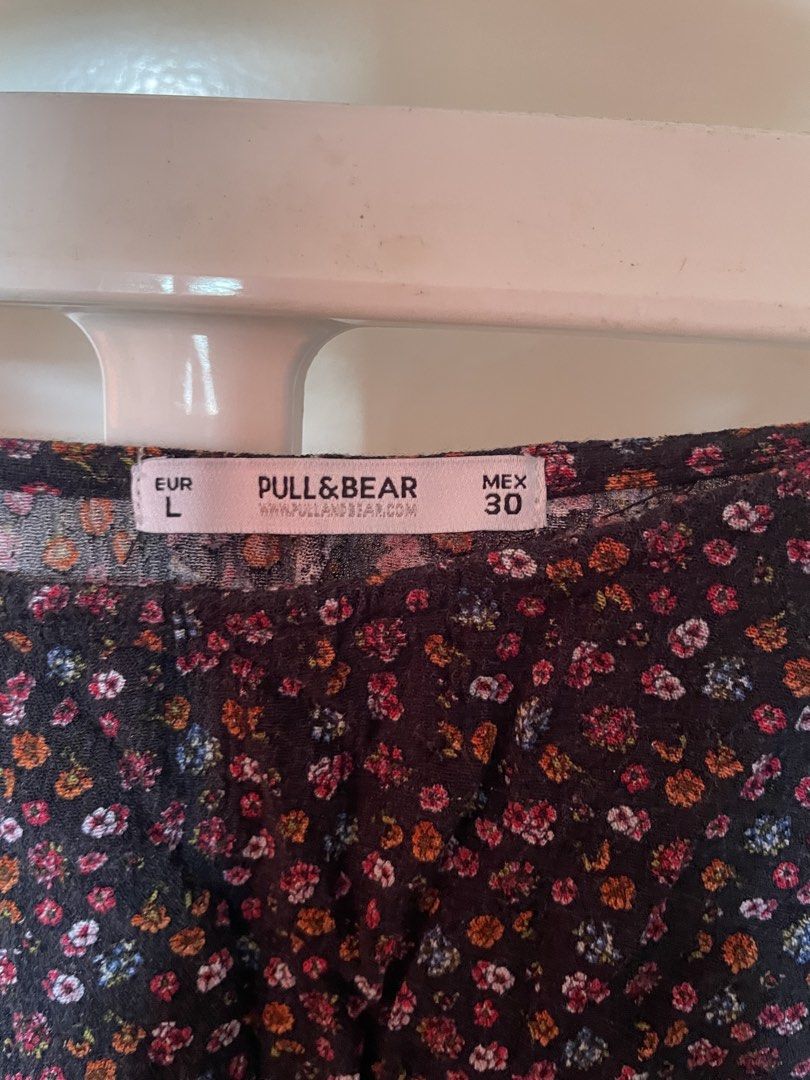 Pull & Bear Floral Long Sleeve Top Size L (Category: Longsleeves) located in Manila. Submitted by zzjjm (Listing ID 1469216311, Image 2). Description: - Brand: Pull & Bear - Style: Long sleeve top with relaxed neckline and adjustable side drawstrings - Pattern: Dark fabric with all-over colorful floral prints - Size: EUR L / MEX 30 - Material: Lightweight and comfortable for daily wear - Versatile: Easy to pair with both jeans and skirts.