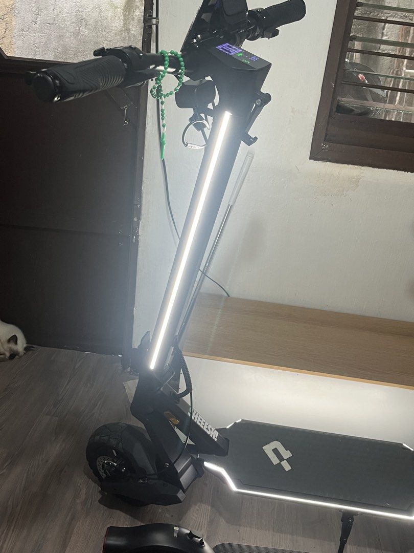 Punk Roamer 2026 Single Motor (Category: Motorbikes for Sale) located in Makati City. Submitted by sneepur_14 (Listing ID 1469369679, Image 2). Description: Bagong bago pa 380 odo lng Just bought last Sept 25 with receipt Motur Punk Roamer Battery voltage: 48V Battery capacity: 15.6Ah Advertised range: Up to 40 km Estimated battery energy: 748.8 Wh Type: Electric scooter RFS: upgrade.