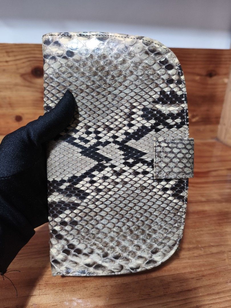 Python skin party clutch wallet (Category: Wallets & Card holders) located in Baguio. Submitted by queenlyne_vintage_rare_finds (Listing ID 1469211860, Image 3). Description: .