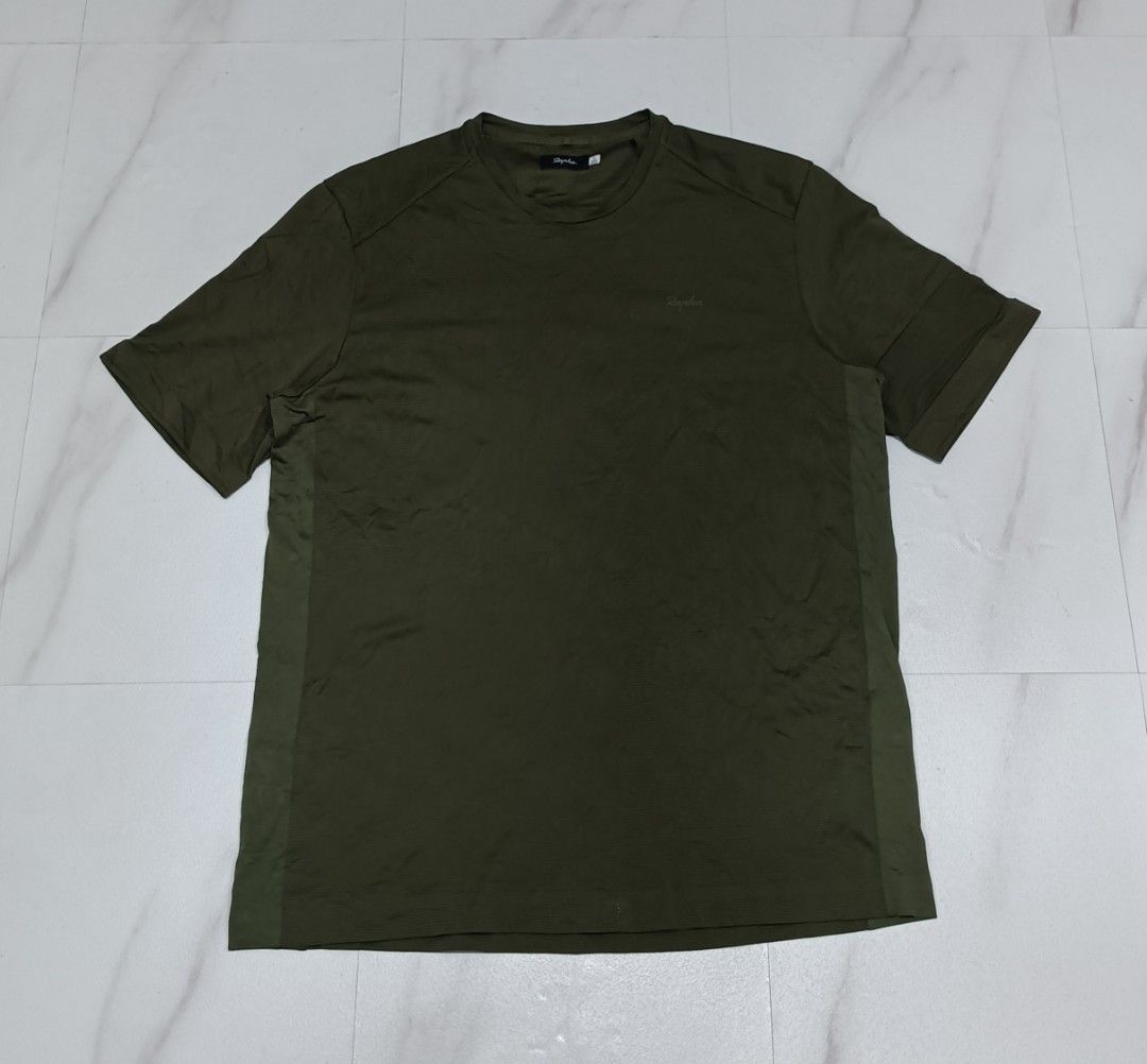 Rapha Technical Cycling T-Shirt Olive Green Size L (Category: Tshirts & Polo Shirts ) located in Davao. Submitted by zion_thrift.PH (Listing ID 1469175803, Image 1). Description: RAPHA technical t-shirt Size Large 21 x 27.5 dimes Excellent condition 9.9/10 color rate 📌Price 850 Davao city location - Brand: Rapha - Color: Dark Olive Green - Size: L (Tag at collar) - Origin: Made in Vietnam - Material: Textured technical fabric with reinforced sid