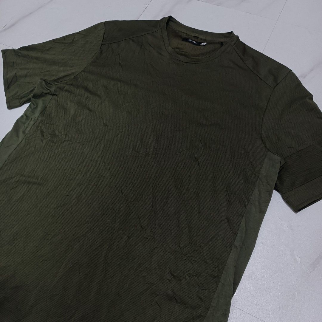 Rapha Technical Cycling T-Shirt Olive Green Size L (Category: Tshirts & Polo Shirts ) located in Davao. Submitted by zion_thrift.PH (Listing ID 1469175803, Image 2). Description: RAPHA technical t-shirt Size Large 21 x 27.5 dimes Excellent condition 9.9/10 color rate 📌Price 850 Davao city location - Brand: Rapha - Color: Dark Olive Green - Size: L (Tag at collar) - Origin: Made in Vietnam - Material: Textured technical fabric with reinforced sid