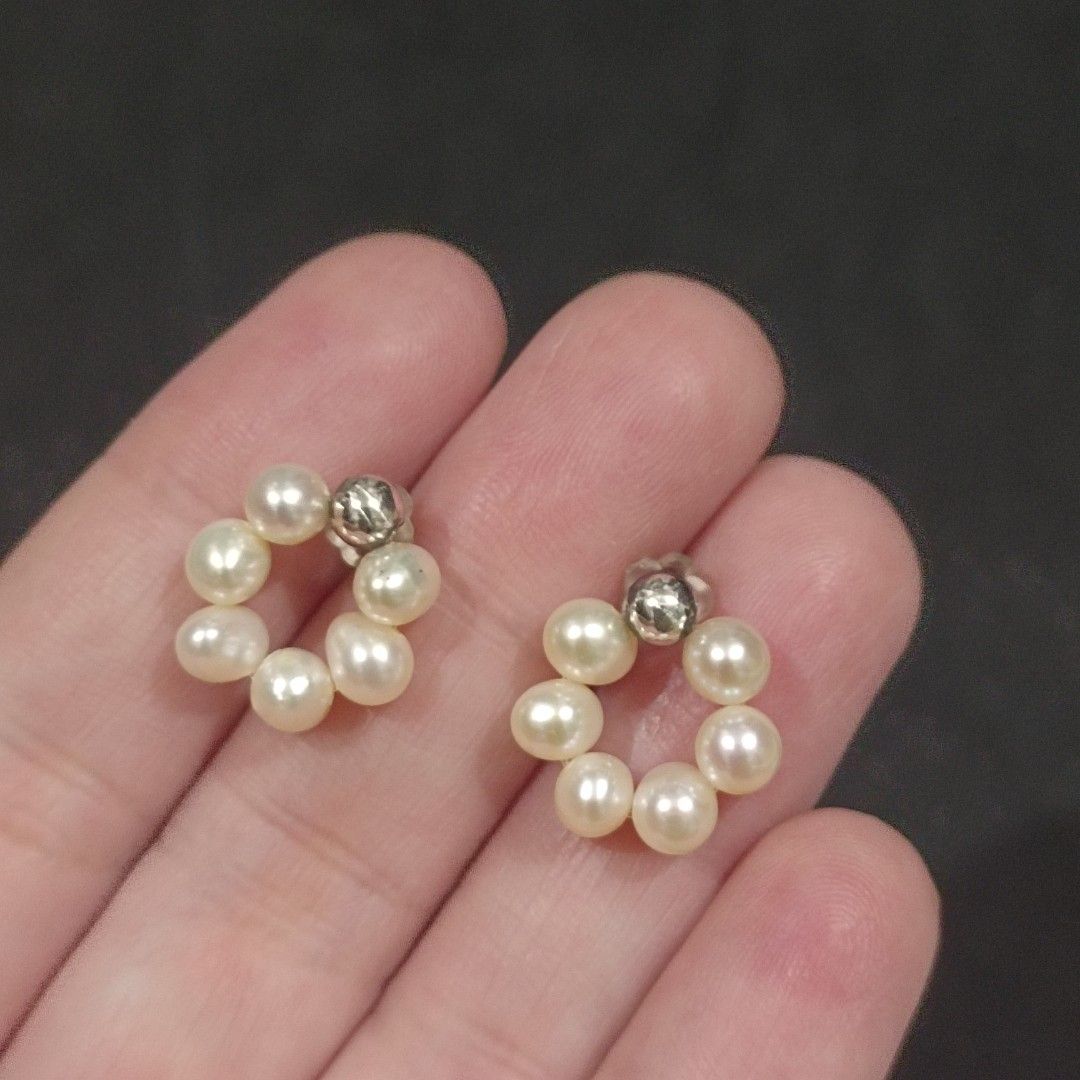 Real pearl stud earrings from Japan (Category: Earrings) located in Manila. Submitted by maxineamber (Listing ID 1469174242, Image 1). Description: Real pearl silver stud earrings from Japan, silicone pakaw.