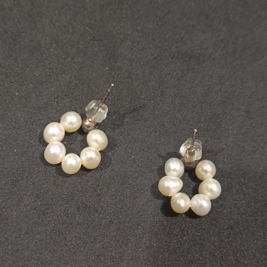 Real pearl stud earrings from Japan (Category: Earrings) located in Manila. Submitted by maxineamber (Listing ID 1469174242, Image 3). Description: Real pearl silver stud earrings from Japan, silicone pakaw.