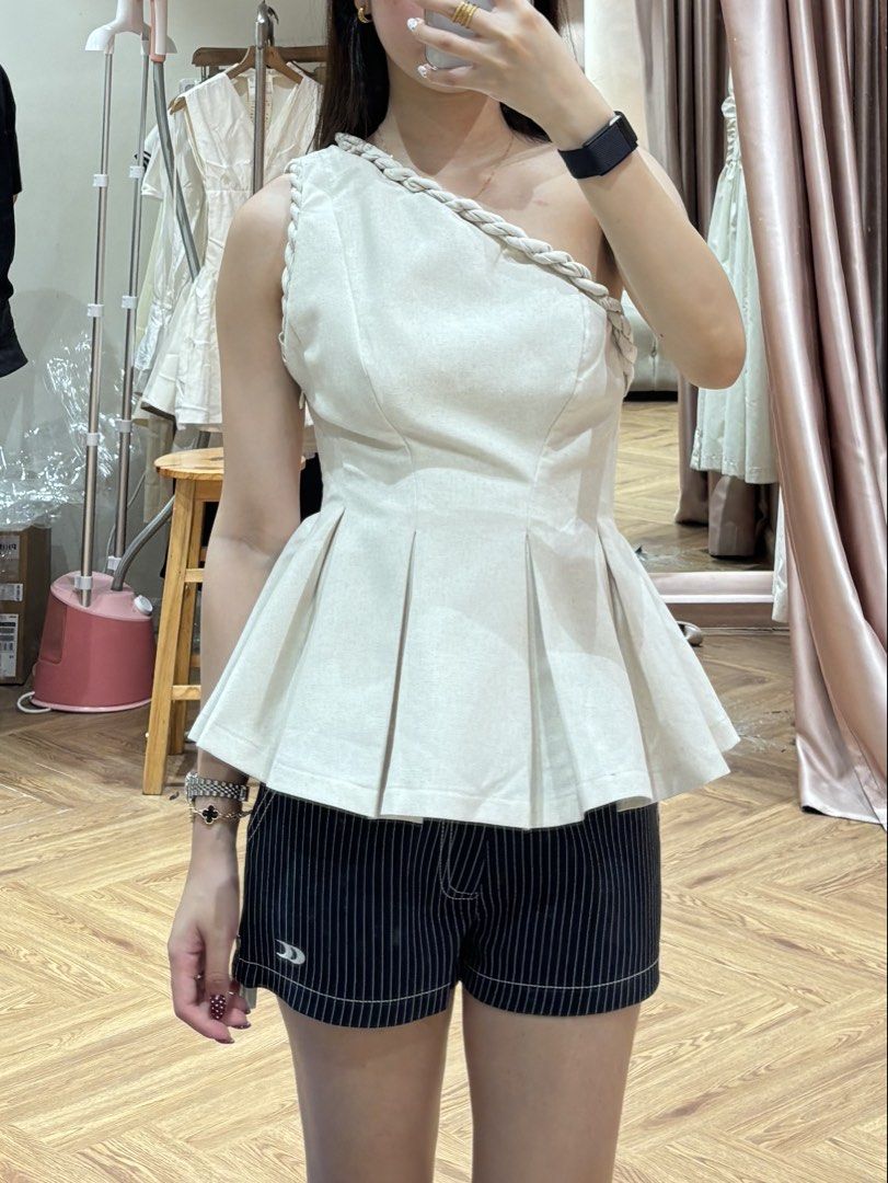 rechic one shoulder top (Category: Blouses) located in Manila. Submitted by iloveclothes5678 (Listing ID 1469250526, Image 1). Description: ALL ITEMS ARE BRAND NEW UNLESS STATED OTHERWISE. all items are authentic. tags are removed for laundry but most of these i never got to wear / don’t have an occasion for. NO LAWBALLERS. NO EXTRA PHOTOS. no when worn.
