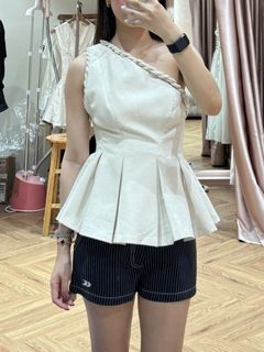 (Category: ) located in . Submitted by iloveclothes5678 (Listing ID 1469250526, Image 1). Description: .