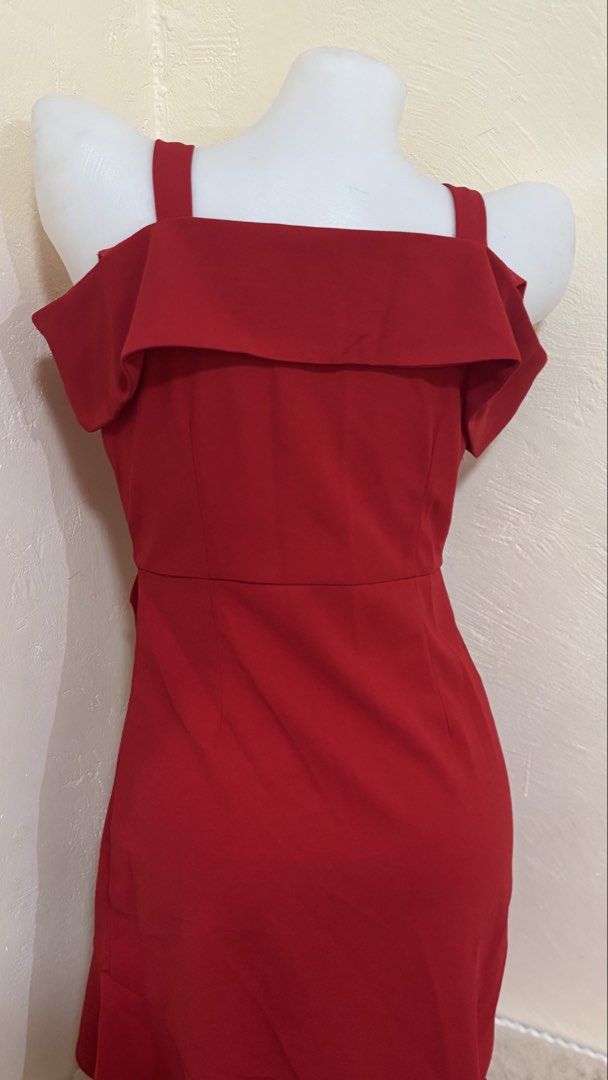Red Off-Shoulder Ruffle Midi Dress Size M (Category: Dresses) located in Santa Cruz. Submitted by zellethrifts (Listing ID 1469304274, Image 2). Description: • Bought in Japan 🇯🇵 • Brand new / Unused • Fits Medium to Large • Excellent condition • Photos taken using mannequin only 🚚 Shipping via J&T only 📦 Shipping fee to be shouldered by buyer 💳 Mode of payment: GCash 📍 Santa Cruz, Laguna.