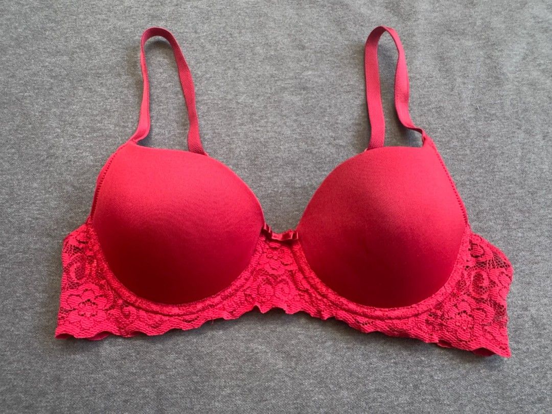 Red underwire bra 34b (Category: Undergarments & Loungewear) located in Llanera. Submitted by expresclothing (Listing ID 1469280251, Image 3). Description: .