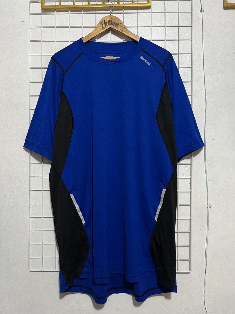 REEBOK PLAY DRY ATHLETIC TRAINING SHIRT (Category: Activewear) located in Pagsanjan. Submitted by thriftyclothes33 (Listing ID 1469305316, Image 2). Description: 🔥 REEBOK PLAY DRY ATHLETIC TRAINING SHIRT 💙🏃 ✨ Play Dry moisture-wicking fabric ✨ Royal blue with black side panels ✨ Reflective accents on lower sides ✨ Lightweight & breathable ✨ Great for workouts, running & everyday wear 🏷️ Size 2XL on tag 📏 Width 26" • Length 32" 👕 Fit: Relaxe