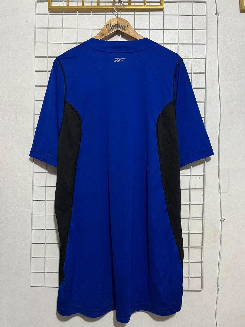 REEBOK PLAY DRY ATHLETIC TRAINING SHIRT (Category: Activewear) located in Pagsanjan. Submitted by thriftyclothes33 (Listing ID 1469305316, Image 3). Description: 🔥 REEBOK PLAY DRY ATHLETIC TRAINING SHIRT 💙🏃 ✨ Play Dry moisture-wicking fabric ✨ Royal blue with black side panels ✨ Reflective accents on lower sides ✨ Lightweight & breathable ✨ Great for workouts, running & everyday wear 🏷️ Size 2XL on tag 📏 Width 26" • Length 32" 👕 Fit: Relaxe