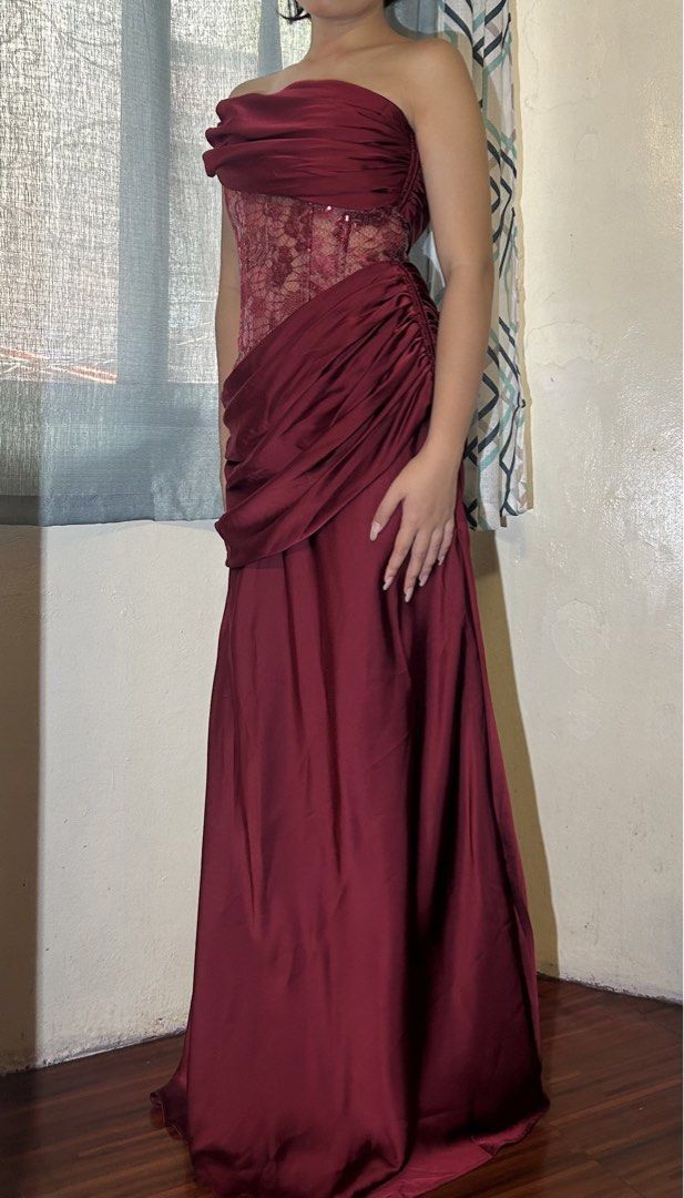 RENT: Red evening long dress (Category: Evening dresses & gowns) located in Manila. Submitted by nicole.lcn (Listing ID 1469246797, Image 2). Description: Rent for only 600 for 2 days Location: Las Piñas City Size: Small to Medium (perfect fit to 26wl up) Color: Dark Red Bust 78-80cm Waist 68-70cm Length 133cm Rental period: Day 1: Deliver Day 2: Wear and Return Return on day 3 depends on the availability of the dress .
