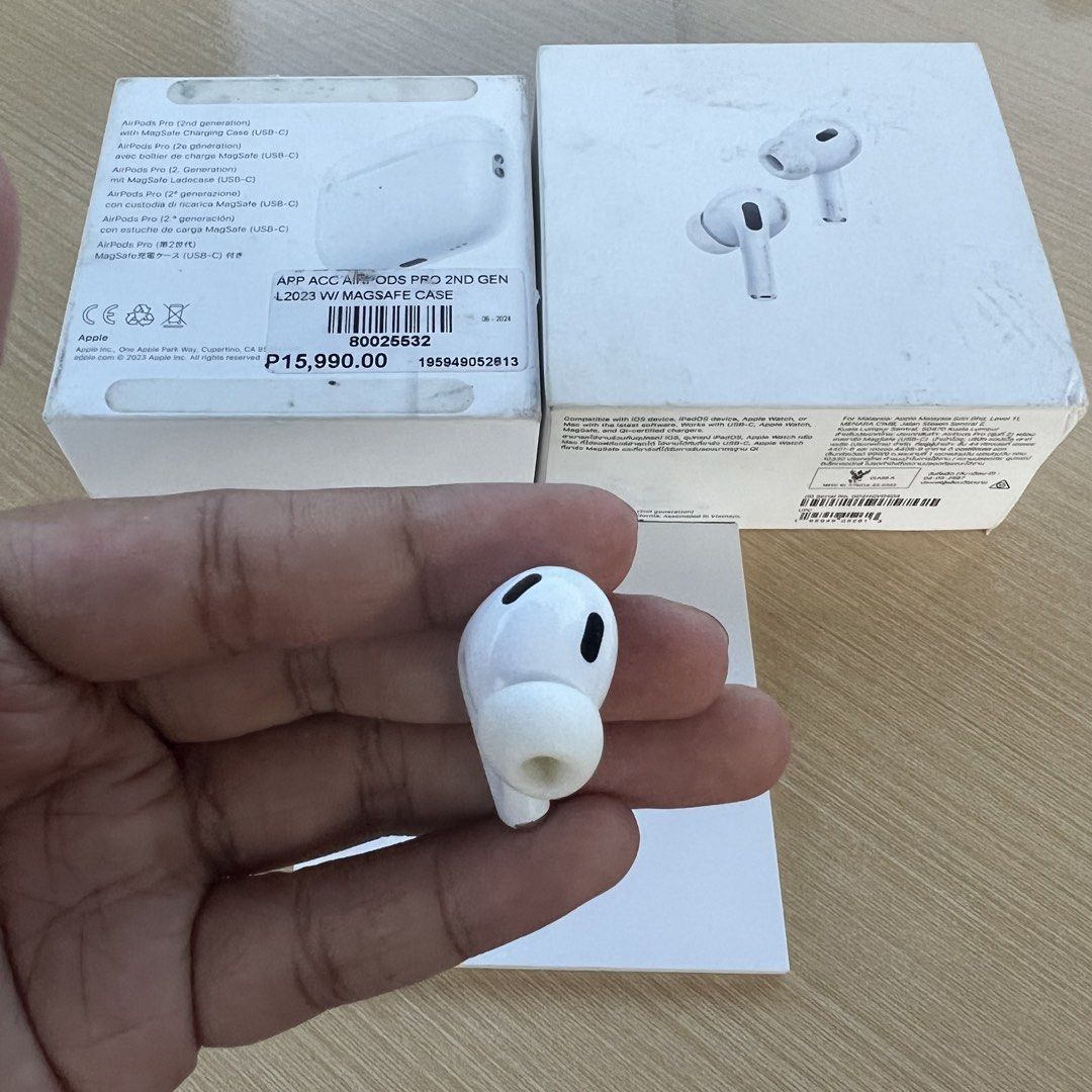 Right Pod Airpods Pro 2 Original (Lightning) (Category: Earphones) located in Cebu City. Submitted by luckyyfindss (Listing ID 1469265187, Image 3). Description: Right Pod Airpods Pro 2 Original (Lightning) I offer replacements to those missing or lost either charging case, left, and right Airpods this is the best for you 💯 - Good as new condition no issues - A2698 Model Number - All features are working - Cleaned and sanitized - Updated to late