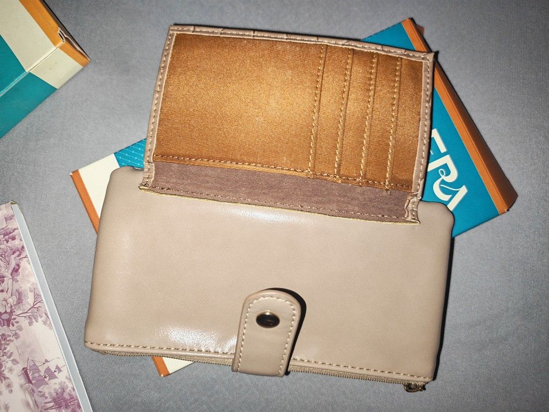 RIVIERA WALLET (Category: Wallets & Card holders) located in Rosales. Submitted by mossette (Listing ID 1469262028, Image 3). Description: WHAT YOU SEE IS WHAT YOU GET BRANDNEW WITH BOX.