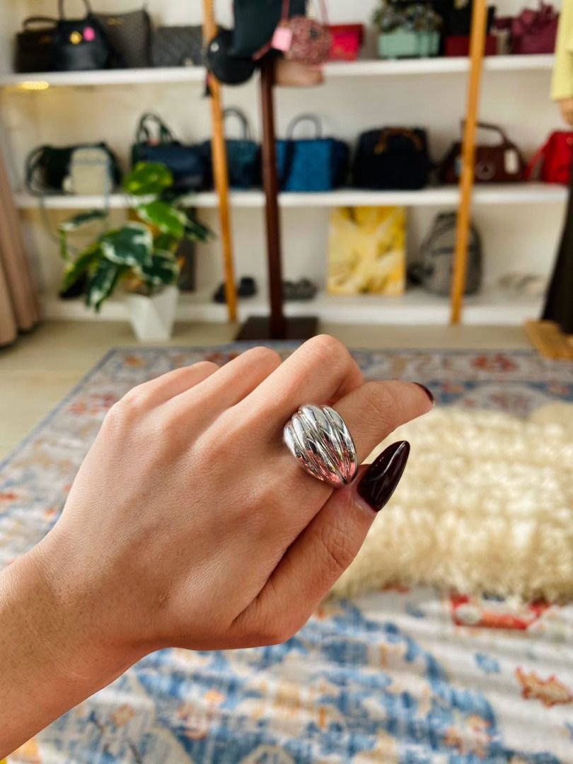 S8.5 Vintage Solid Silver Statement Ring (Category: Rings) located in Baguio. Submitted by asna_taku (Listing ID 1469260468, Image 1). Description: ✨ Vintage Solid Silver Statement Ring A bold and timeless vintage silver ring featuring a sculptural, multi-ridged design with a beautifully polished finish. Its chunky silhouette and fluid curves create a modern yet classic look, perfect for adding effortless sophistication to any outfit. 🤍 💍 Size: