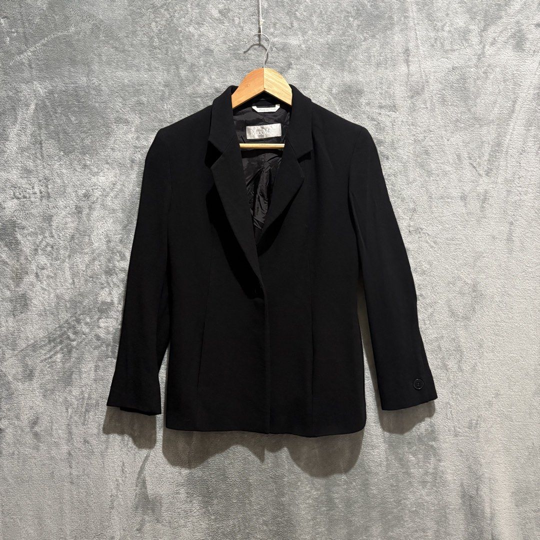 S - M Authentic Max Mara Black Tailored Minimalist Blazer / Suit Jacket (Category: Coats, Jackets and Outerwear) located in Tuguegarao City. Submitted by past10 (Listing ID 1469340593, Image 1). Description: ✨ Authentic Max Mara Black Tailored Blazer ✨ Upgrade your office or smart-casual wardrobe with this timeless, high-end piece from Italian luxury house Max Mara. It features a classic notched lapel collar, a structured minimalist fit, and a el