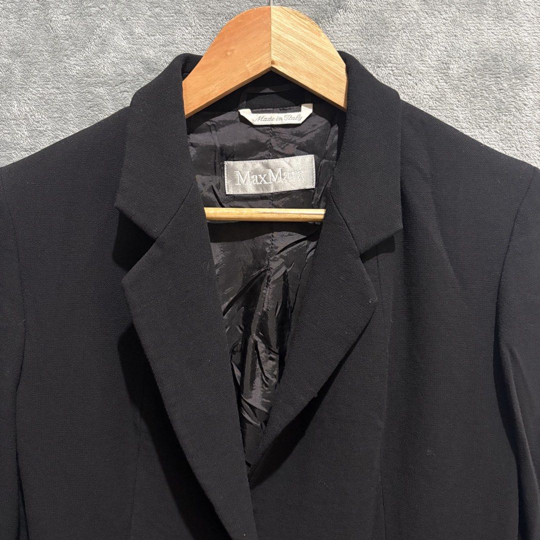 S - M Authentic Max Mara Black Tailored Minimalist Blazer / Suit Jacket (Category: Coats, Jackets and Outerwear) located in Tuguegarao City. Submitted by past10 (Listing ID 1469340593, Image 2). Description: ✨ Authentic Max Mara Black Tailored Blazer ✨ Upgrade your office or smart-casual wardrobe with this timeless, high-end piece from Italian luxury house Max Mara. It features a classic notched lapel collar, a structured minimalist fit, and a el