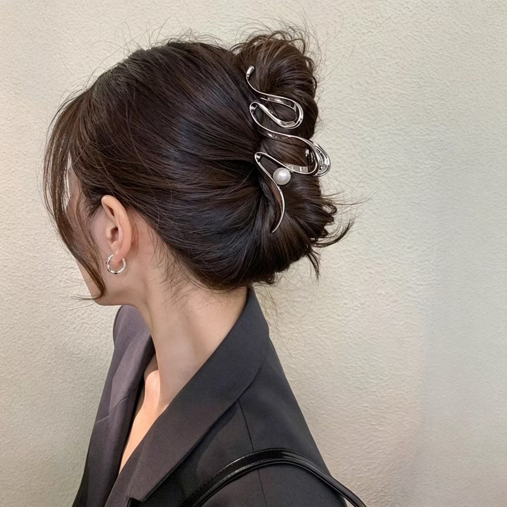 SALE Silver Claw Clip (Category: Hair Accessories) located in Taguig. Submitted by plumsies (Listing ID 1469333499, Image 1). Description: .