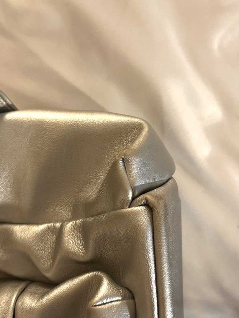 samo ondoh silver pocket mug large bag (Category: Shoulder Bags) located in Cainta. Submitted by brberry (Listing ID 1469246216, Image 3). Description: 🪭 silver pocket mug bag L 🪭 has signs of wear, two extra holes punched along the strap 🪭 can fit a 14-in laptop comfortably 🪭 negotiable 🪭 shipping: buyer books with any app + shoulders the fee / can meet up in UST .