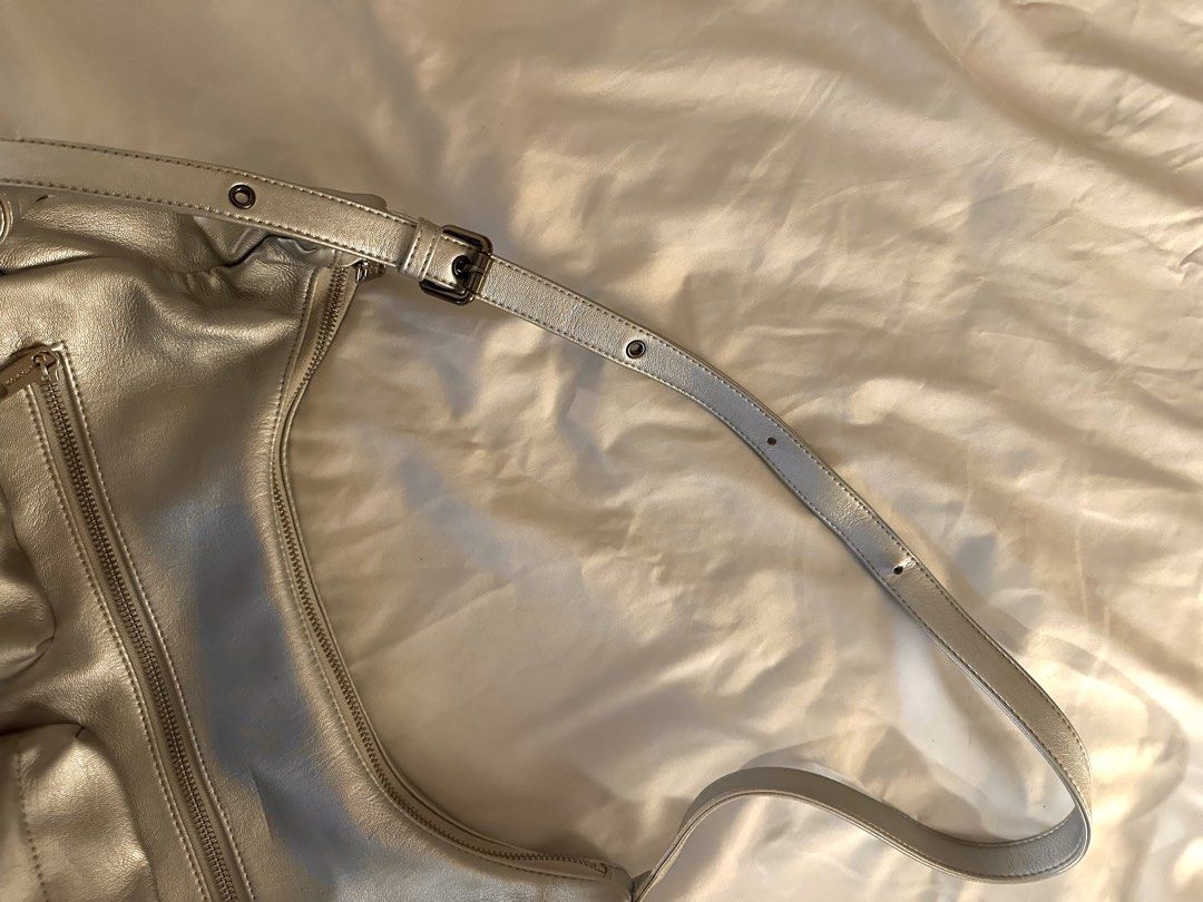 samo ondoh silver pocket mug large bag (Category: Shoulder Bags) located in Cainta. Submitted by brberry (Listing ID 1469246216, Image 2). Description: 🪭 silver pocket mug bag L 🪭 has signs of wear, two extra holes punched along the strap 🪭 can fit a 14-in laptop comfortably 🪭 negotiable 🪭 shipping: buyer books with any app + shoulders the fee / can meet up in UST .
