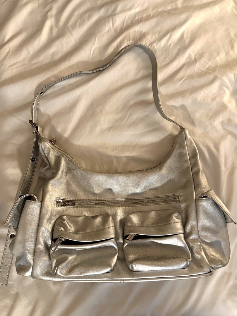 samo ondoh silver pocket mug large bag (Category: Shoulder Bags) located in Cainta. Submitted by brberry (Listing ID 1469246216, Image 1). Description: 🪭 silver pocket mug bag L 🪭 has signs of wear, two extra holes punched along the strap 🪭 can fit a 14-in laptop comfortably 🪭 negotiable 🪭 shipping: buyer books with any app + shoulders the fee / can meet up in UST .