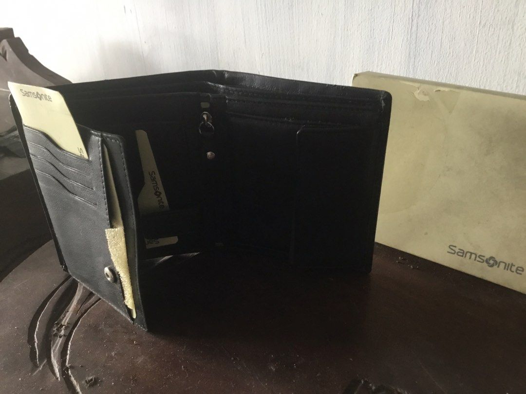 Samsonite Black Leather Wallet with Original Box (Category: Wallets & Card Holders) located in Manila. Submitted by roberto.enriquez (Listing ID 1469365268, Image 1). Description: - Brand: Samsonite - Material: Genuine Black Leather - Closure: Secure snap button - Storage: Multiple card slots and cash compartments - Inclusion: Original branded box included - Condition: Excellent, classic everyday accessory.