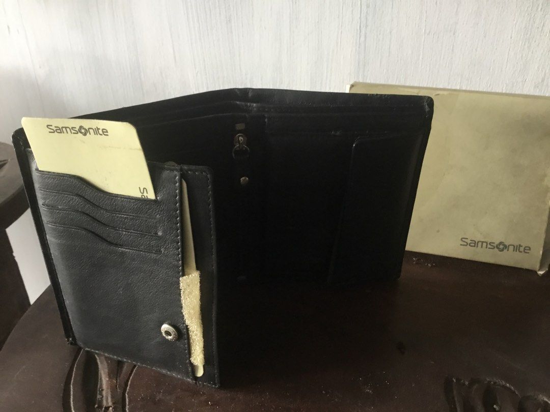 Samsonite Black Leather Wallet with Original Box (Category: Wallets & Card Holders) located in Manila. Submitted by roberto.enriquez (Listing ID 1469365268, Image 2). Description: - Brand: Samsonite - Material: Genuine Black Leather - Closure: Secure snap button - Storage: Multiple card slots and cash compartments - Inclusion: Original branded box included - Condition: Excellent, classic everyday accessory.