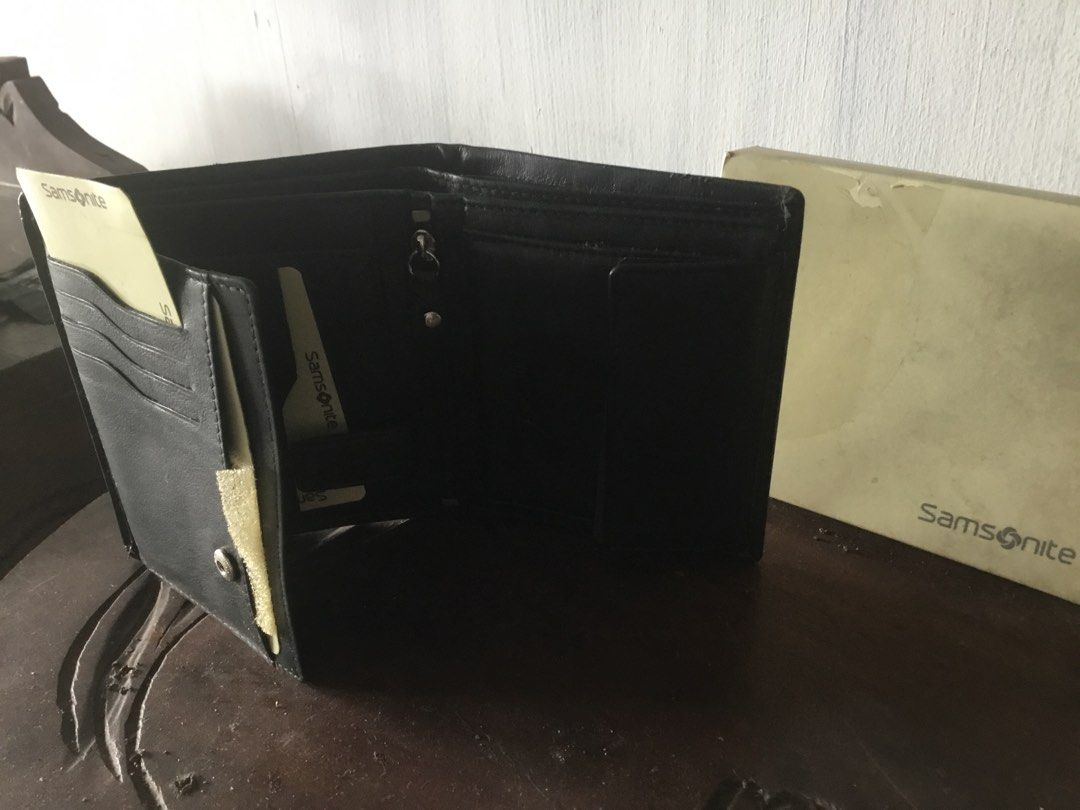 Samsonite Black Leather Wallet with Original Box (Category: Wallets & Card Holders) located in Manila. Submitted by roberto.enriquez (Listing ID 1469365268, Image 3). Description: - Brand: Samsonite - Material: Genuine Black Leather - Closure: Secure snap button - Storage: Multiple card slots and cash compartments - Inclusion: Original branded box included - Condition: Excellent, classic everyday accessory.