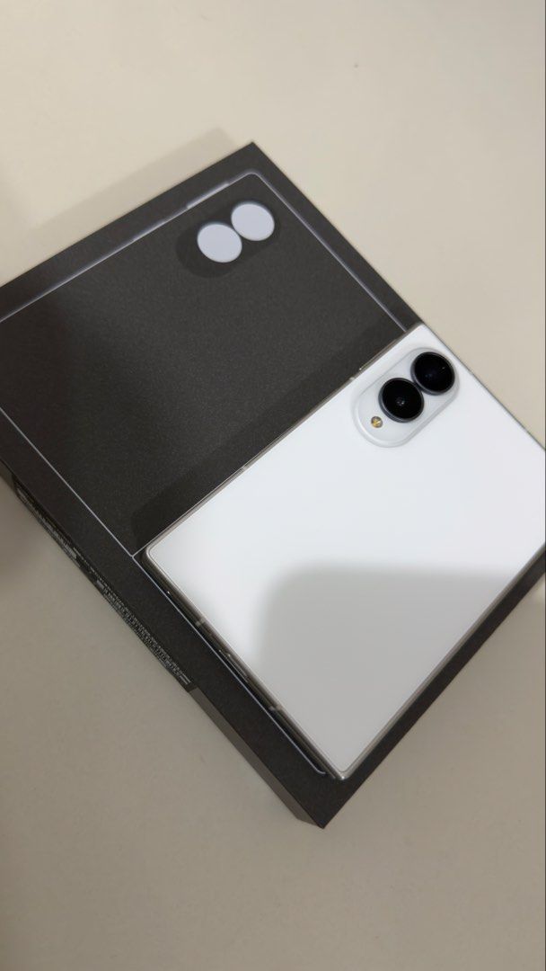Samsung Fold 8 512GB White (Category: Samsung) located in Las Pinas. Submitted by OnlineGadJe (Listing ID 1469337081, Image 2). Description: Selling Z fold 8 in white 512GB With galaxy buds 3 worth 9k Complete package with tempered and case Pm sa interested.
