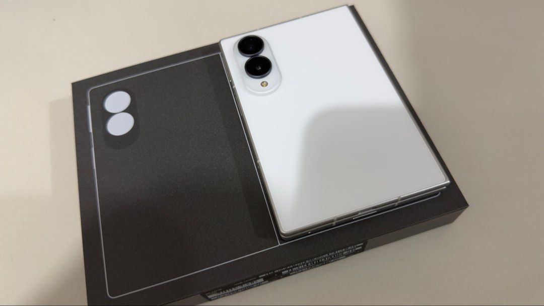 Samsung Fold 8 512GB White (Category: Samsung) located in Las Pinas. Submitted by OnlineGadJe (Listing ID 1469337081, Image 3). Description: Selling Z fold 8 in white 512GB With galaxy buds 3 worth 9k Complete package with tempered and case Pm sa interested.
