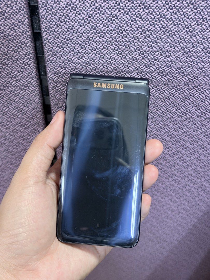 Samsung Folder 2 (Category: Samsung) located in Manila. Submitted by jdgadgets (Listing ID 1469163505, Image 3). Description: Samsung Folder 2 16GB/2GB RAM Open line/Single sim Unit with case Minor issue: hairline scratch .