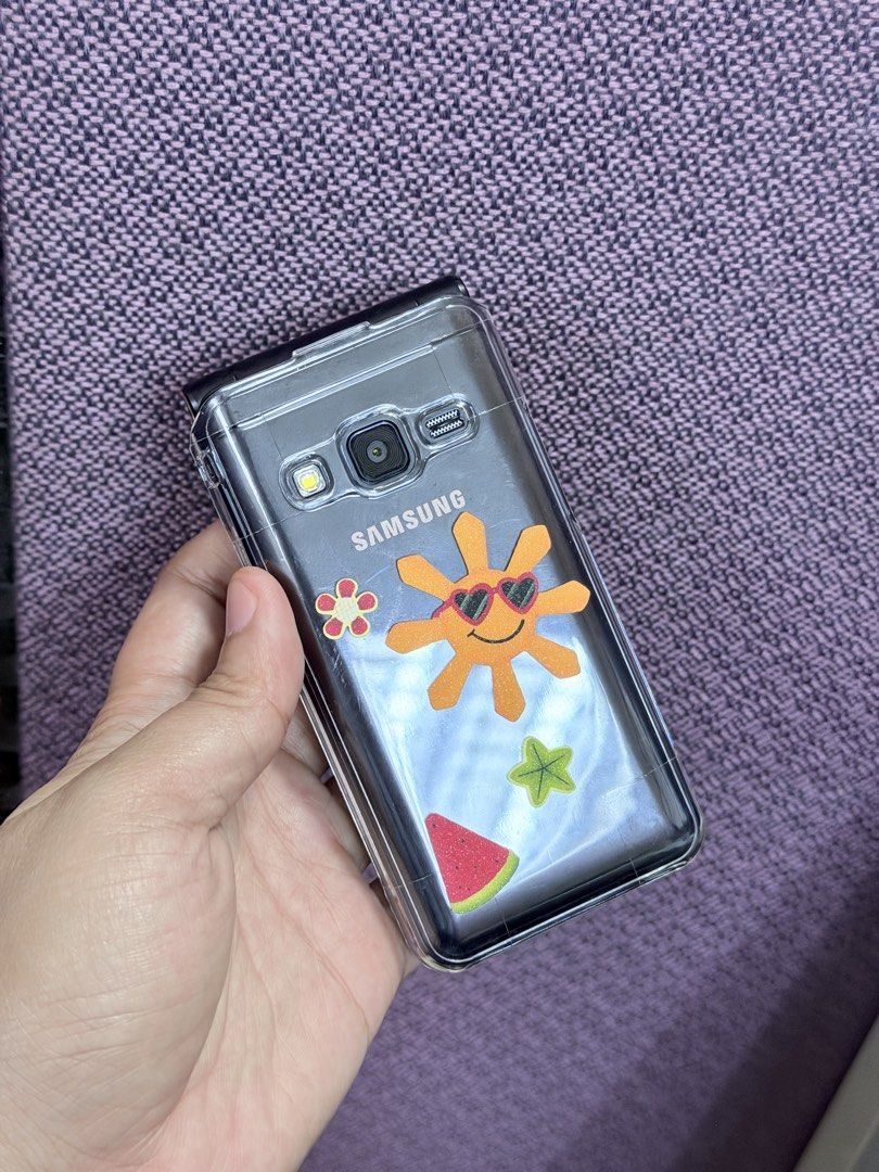 Samsung Folder 2 (Category: Samsung) located in Manila. Submitted by jdgadgets (Listing ID 1469163505, Image 2). Description: Samsung Folder 2 16GB/2GB RAM Open line/Single sim Unit with case Minor issue: hairline scratch .