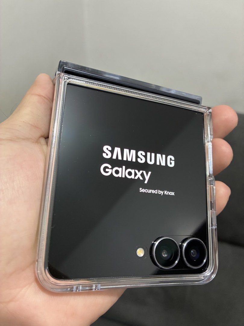 Samsung Galaxy Z Flip 7 (Category: Samsung) located in San Carlos. Submitted by marco1199 (Listing ID 1469205833, Image 2). Description: Samsung Galaxy Z Flip 7 256gb NTC 🇵🇭 Openline No issue, No scratch / Dents Open for COD 🏠………….🚚📦.