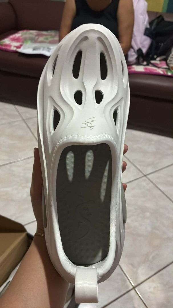 Sandugo Storm 3 (Category: Slippers & Slides) located in Quezon City. Submitted by noemiquillano (Listing ID 1469203371, Image 2). Description: - Color: White/Gray - Style: Slip-on with all-over cutout design for maximum ventilation - Material: Ultra-lightweight and easy-to-wash foam - Features: Convenient heel pull tab for quick wear and textured footbed for comfort - Used once - RFS maliit yung size nya, best fit for size 8 or 8.5 Men.