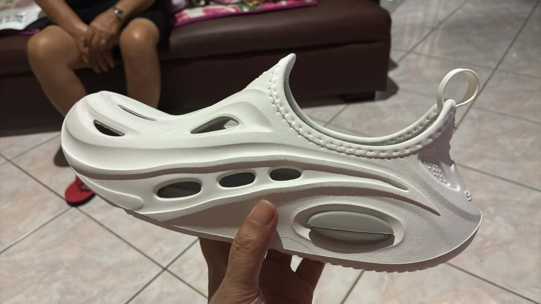 Sandugo Storm 3 (Category: Slippers & Slides) located in Quezon City. Submitted by noemiquillano (Listing ID 1469203371, Image 1). Description: - Color: White/Gray - Style: Slip-on with all-over cutout design for maximum ventilation - Material: Ultra-lightweight and easy-to-wash foam - Features: Convenient heel pull tab for quick wear and textured footbed for comfort - Used once - RFS maliit yung size nya, best fit for size 8 or 8.5 Men.