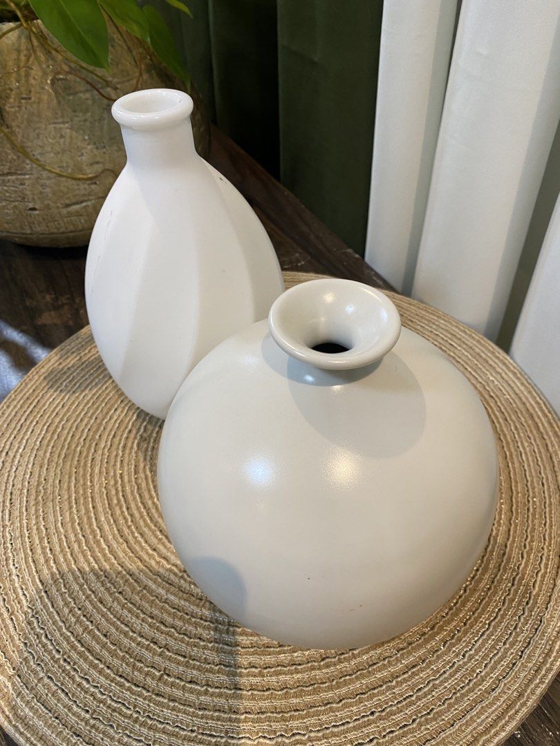 Set of 2 Ceramic White Minimalist Vases (Category: Vases & Decorative Bowls) located in San Pedro. Submitted by jingay81 (Listing ID 1469372013, Image 2). Description: - Set of 2 minimalist white ceramic vases - Neutral matte white finish that matches any interior - Tall teardrop vase with textured twist design (approx. 20.5 cm) - Round sphere vase with a flared rim (approx. 17.5 cm) - Ideal for pampas grass, fresh flowers, or as standalone decor