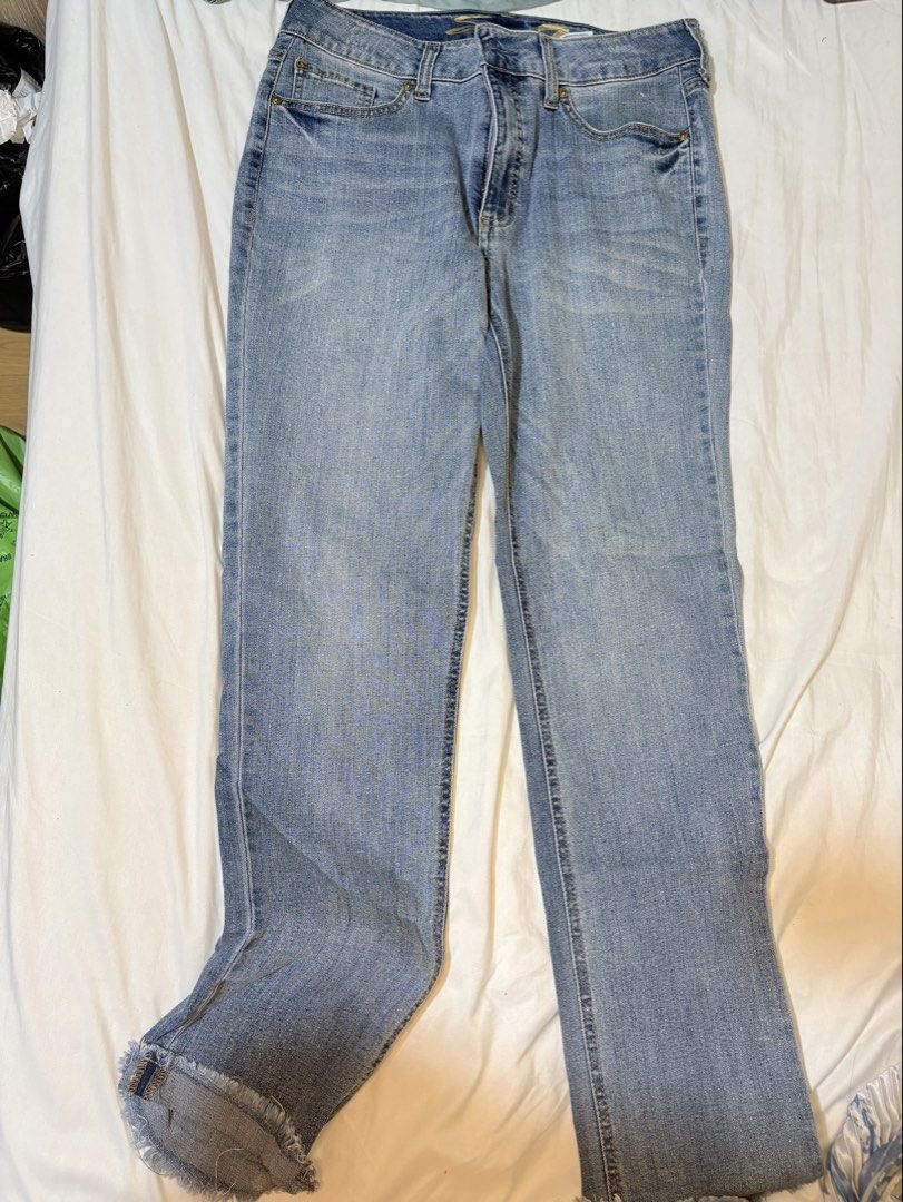 Seven7 Jeans Light Wash Raw Hem Size 10 (Category: Jeans) located in Manila. Submitted by thriftwithgem (Listing ID 1469253406, Image 1). Description: - Brand: Seven7 - Size: 10 - Wash: Light wash denim.