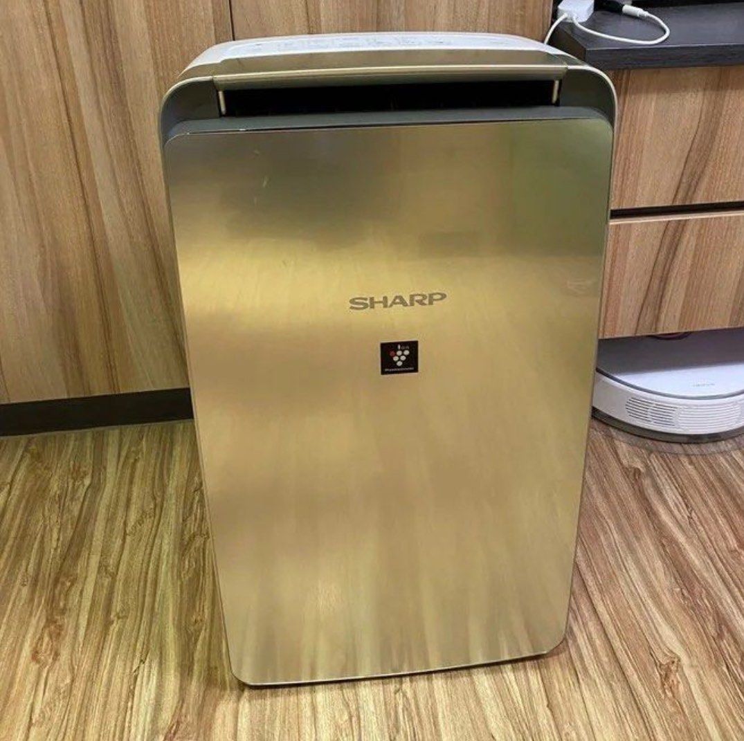Sharp Dehumidifier （分類：空氣清新機及抽濕機）位於 Hong Kong。 由 bikeaholichk 提交（商品編號 1469206758，圖片 1）。簡介： - Brand: Sharp Dehumidifier - Features: Plasmacluster technology, convenient top control panel - Design: Elegant gold front panel finish - Condition: Fully working, clean exterior, plugged in and ready to test - Performance: Heavy-duty unit, ideal for home or office spaces during humid weather。