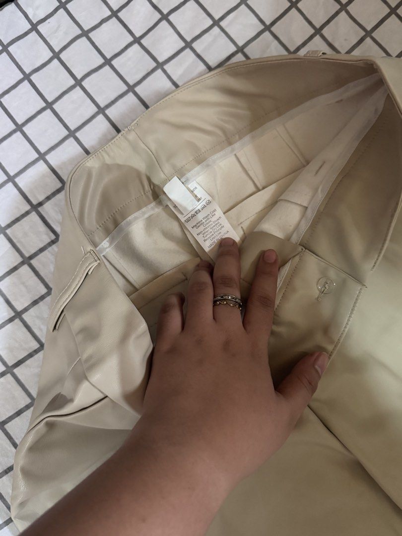 Shein Highwaisted Leather Pants (Category: Other Bottoms) located in Quezon City. Submitted by pinkyswearshop (Listing ID 1469239694, Image 3). Description: .