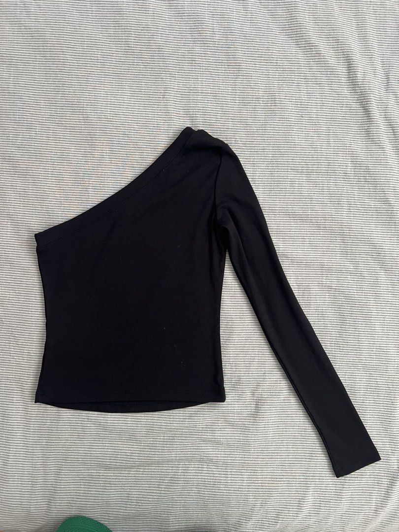 Shein Top One Shoulder Sleeve Top (Category: Others Tops) located in Muntinlupa City. Submitted by coolthrifto (Listing ID 1469193846, Image 1). Description: No issues Shein Dazy Size: Small Issues: none .