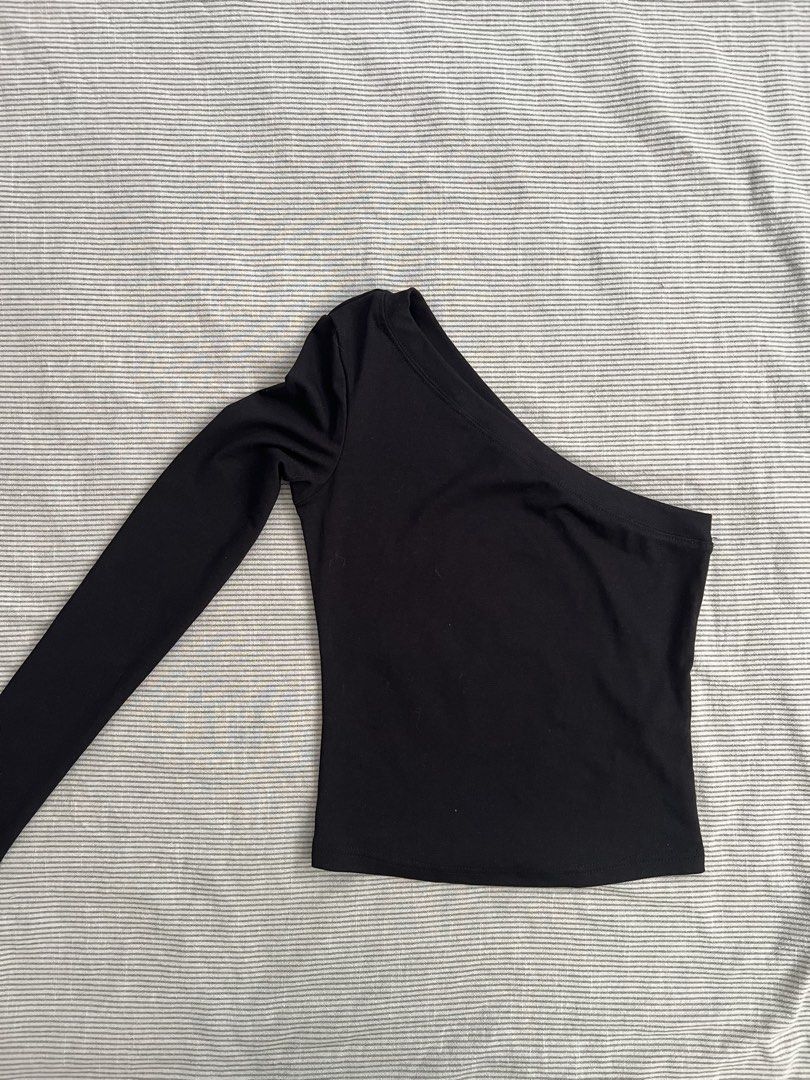 Shein Top One Shoulder Sleeve Top (Category: Others Tops) located in Muntinlupa City. Submitted by coolthrifto (Listing ID 1469193846, Image 2). Description: No issues Shein Dazy Size: Small Issues: none .