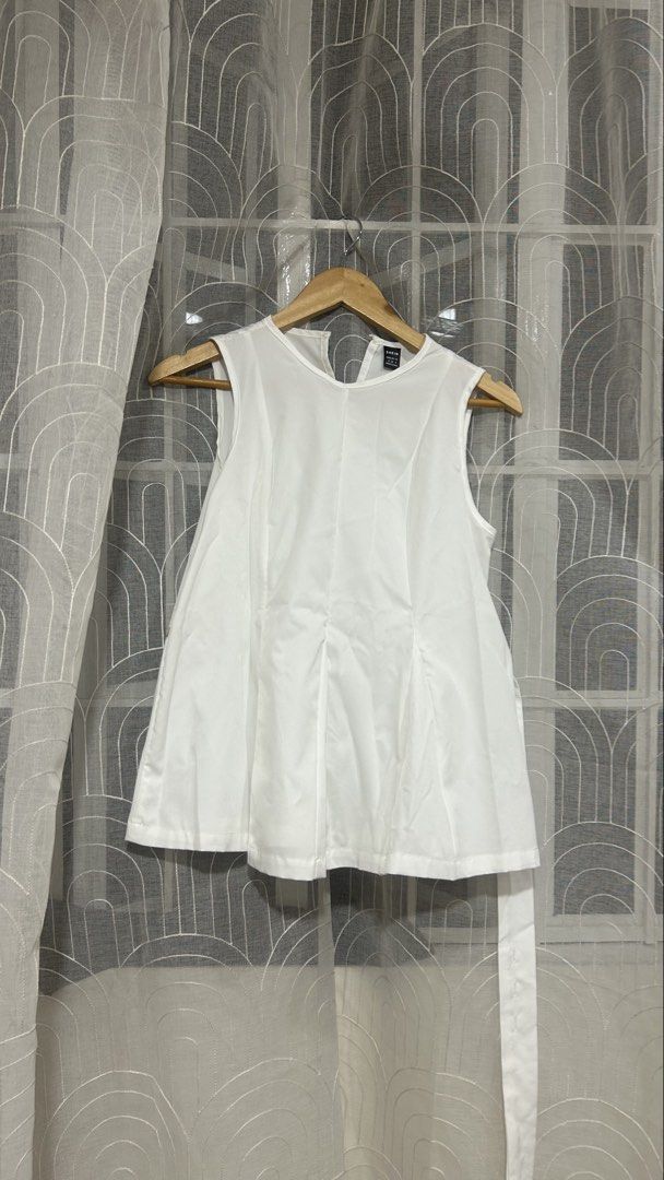 Shein White Peplum Top (S) (Category: Sleeveless) located in Malabon City. Submitted by amberespiritu (Listing ID 1469167066, Image 1). Description: Shein White Peplum Top (S) Crisp white sleeveless top with a flared peplum hem, back keyhole closure, and a waist tie. Light, clean, and easy to pair with trousers, skirts, or jeans. 📏 Size: S (EU 36 / US 4) ✨ Condition: Never worn 💸 Price: ₱100 Message me if you’d like more photos or measurements!