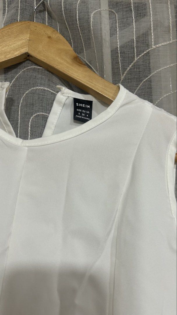 Shein White Peplum Top (S) (Category: Sleeveless) located in Malabon City. Submitted by amberespiritu (Listing ID 1469167066, Image 2). Description: Shein White Peplum Top (S) Crisp white sleeveless top with a flared peplum hem, back keyhole closure, and a waist tie. Light, clean, and easy to pair with trousers, skirts, or jeans. 📏 Size: S (EU 36 / US 4) ✨ Condition: Never worn 💸 Price: ₱100 Message me if you’d like more photos or measurements!